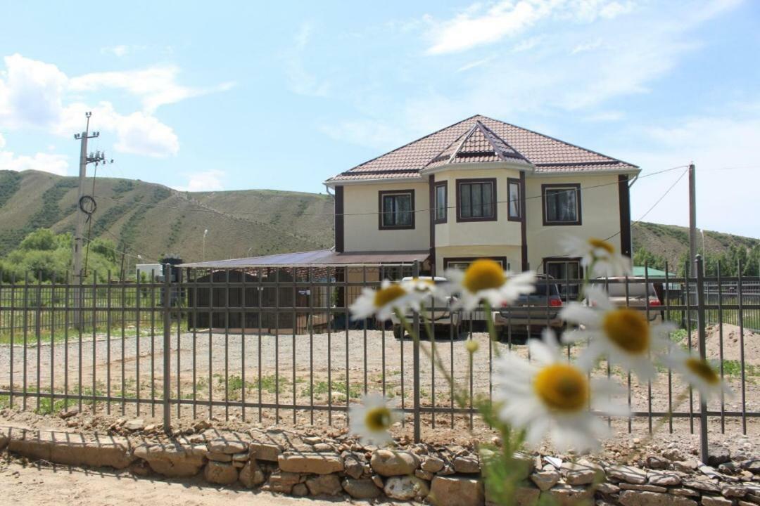 Mount Yard Karakol Hotel Buitenkant foto